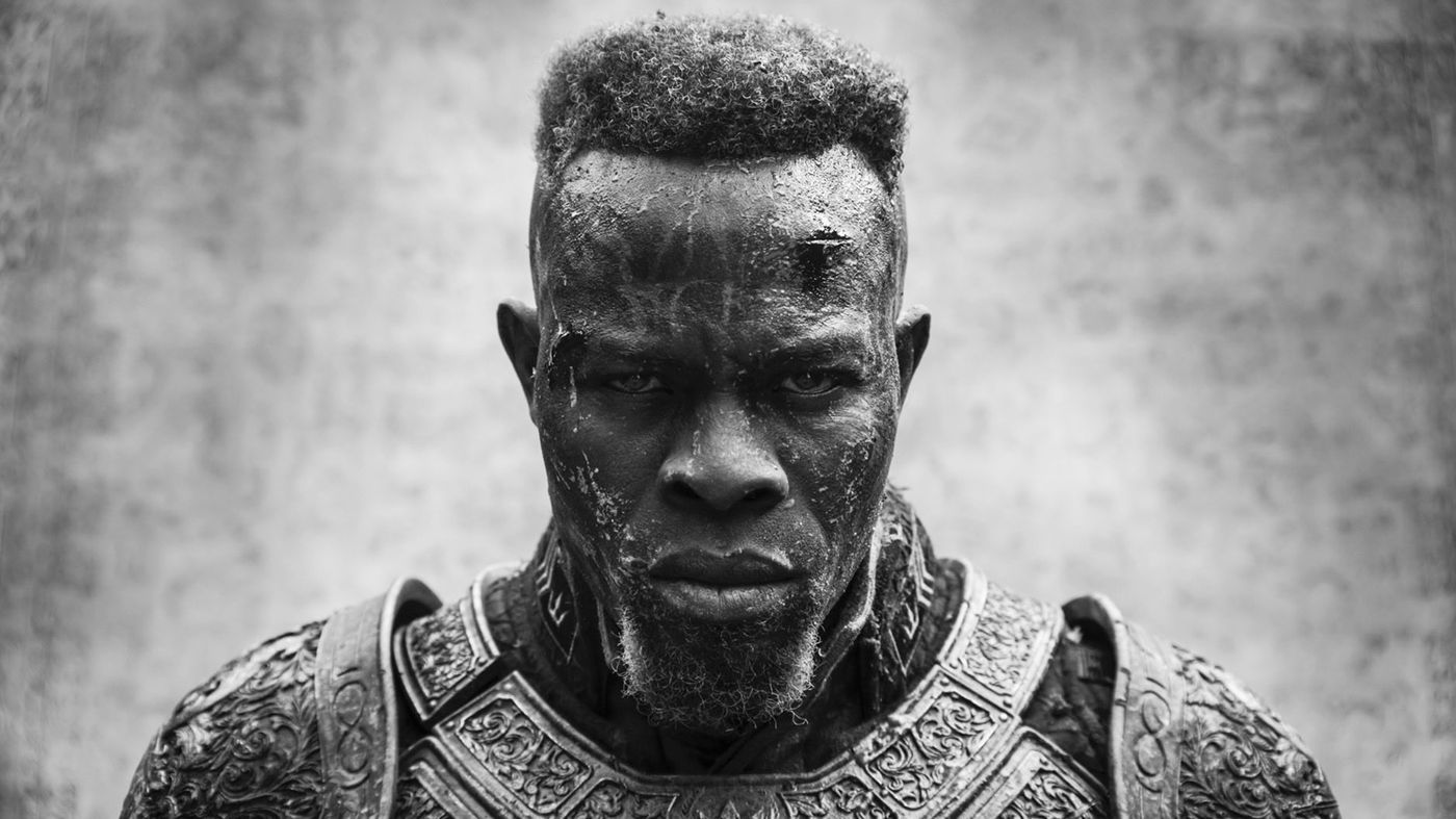 Djimon Hounsou Rebel Moon Charakter General Titus in schwarz-weiß Aufnahme