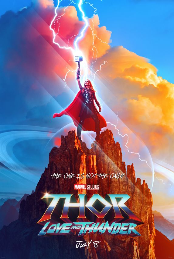 Natalie Portman als Mighty Thor auf dem Kinoplakat zu Thor: Love and Thunder