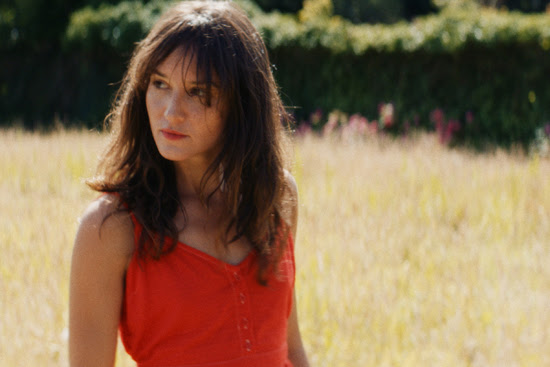 Anaïs Demoustier im roten Top auf einem Feld im Film Der Sommer mit Anäis