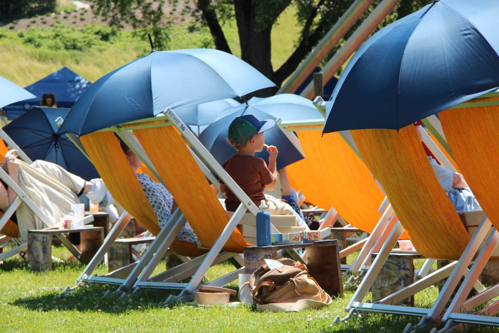 Liegestühle mit Schirmen im Olympiapark München