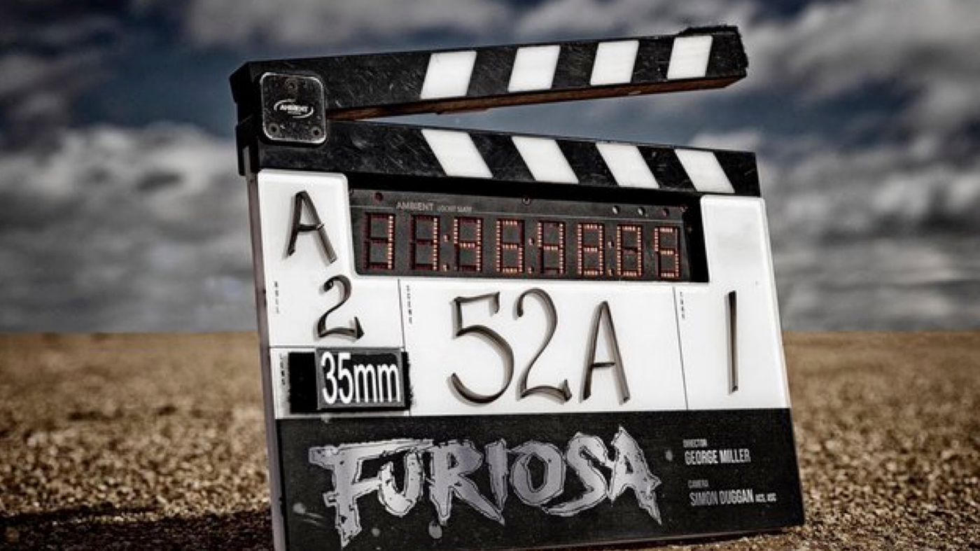 Filmklappe mit Aufschrift Furiosa vor einer dramatischen Himmelskulisse