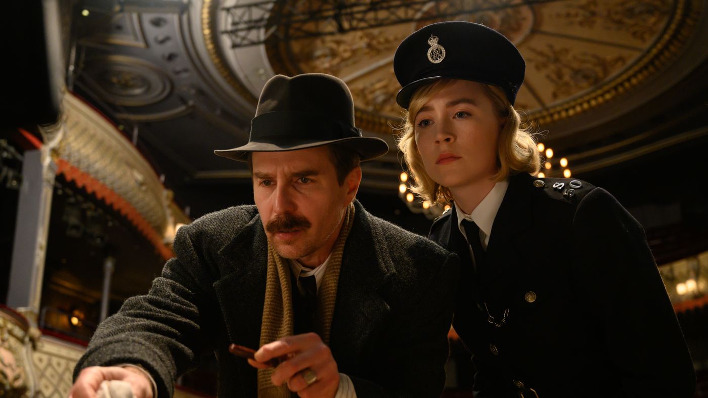 Sam Rockwell und Saoirse Ronan in See How They Run
