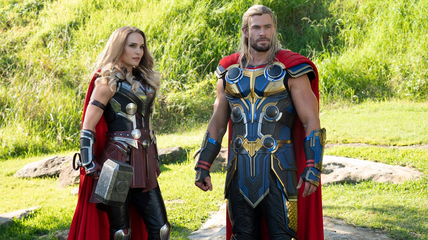 (L-R) The Mighty Thor (Natalie Portman) überrascht Thor - den Donnergott ( Chris Hemsworth) in Thor: Love and Thunder