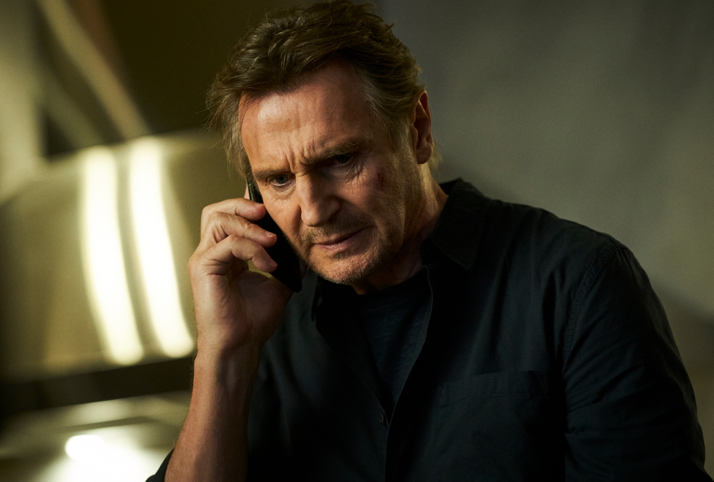 Travis am Telefon (Liam Neeson) lässt nicht locker, bis er die Wahrheit aufgedeckt hat.