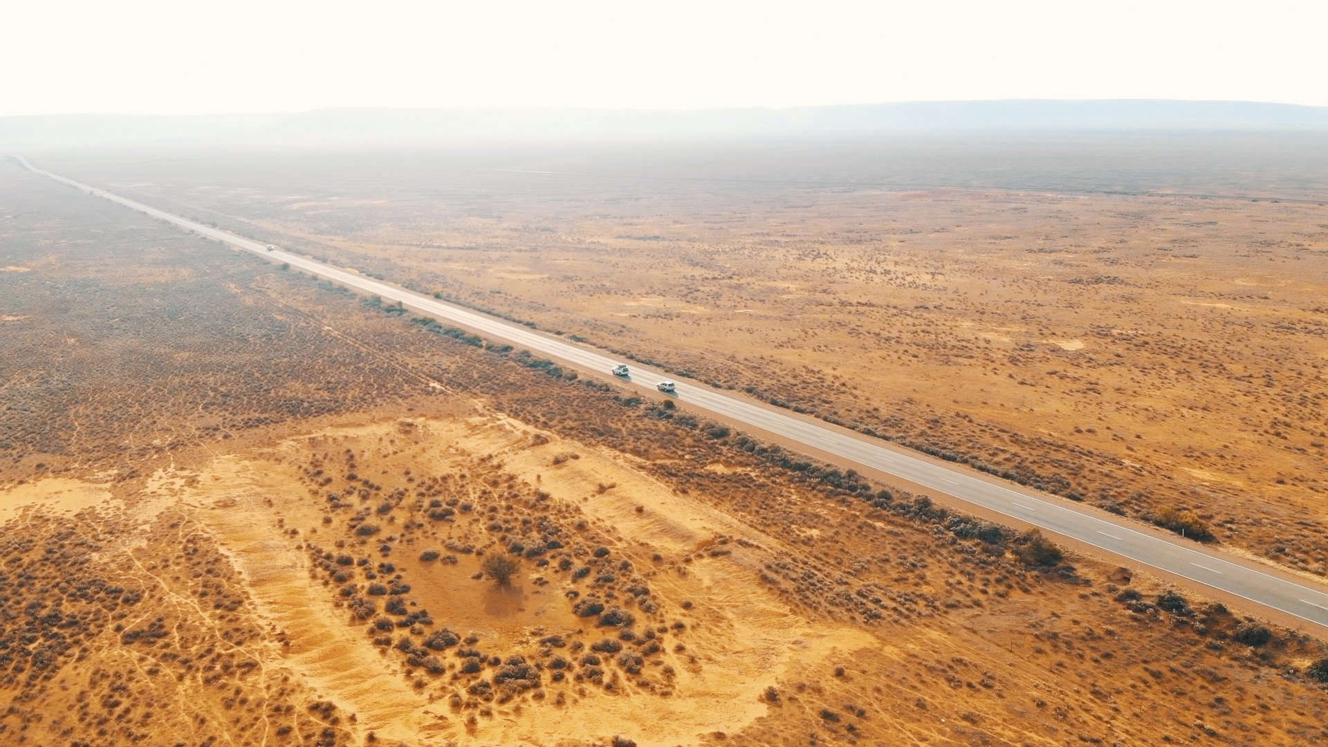 Drohnenaufnahme in Australien eines Highways im Nirgendwo
