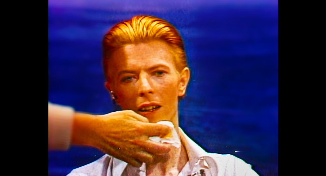 David Bowie bei einem TV Auftritt in Moonage Daydream von Brett Morgan 