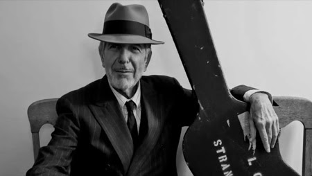 Leonard Cohen mit seiner Gitarre, bereit, auf Tournee zu gehen