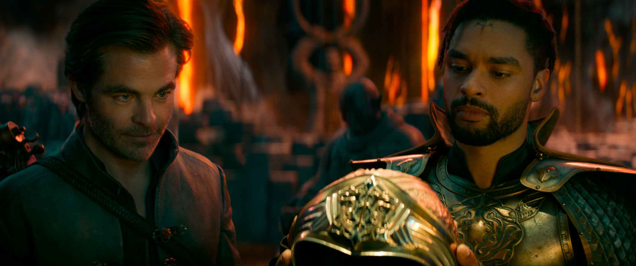(R-L) Chris Pine als Edgin und Regé-Jean Page als Xenk in Dungeons and Dragons: Ehre unter Dieben 