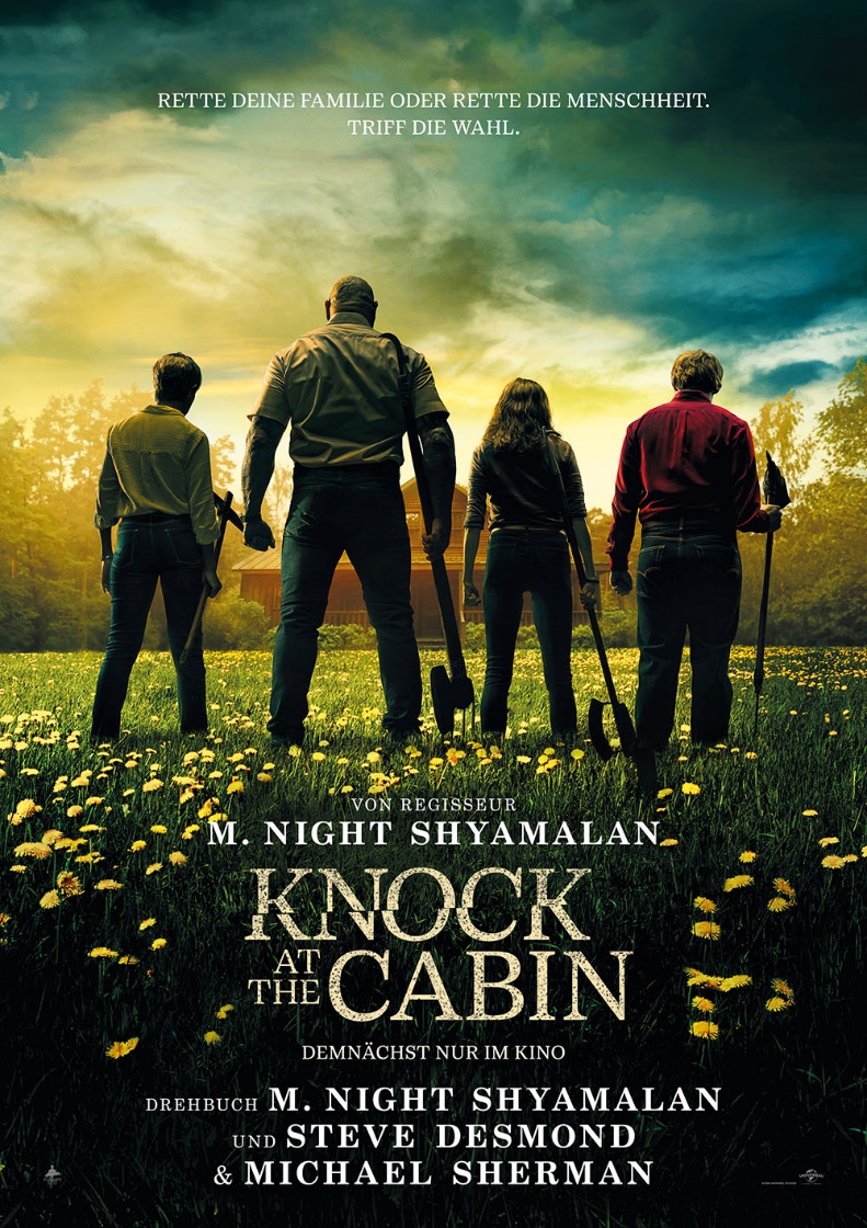 Knock at the Cabin Filmposter zeigt vier bewaffnete Menschen vor einer Waldhütte