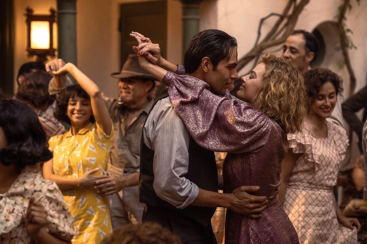 (L_R) Diego Calva als Manny Torres und Margot Robbie als Nellie LaRoy tanzen im Film Babylon