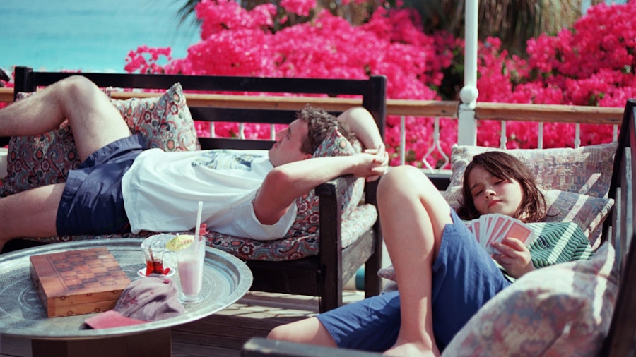 Paul Mescal und Frankie Corio relaxen an der türkischen Riviera auf einem Balkon, im Film Aftersun.