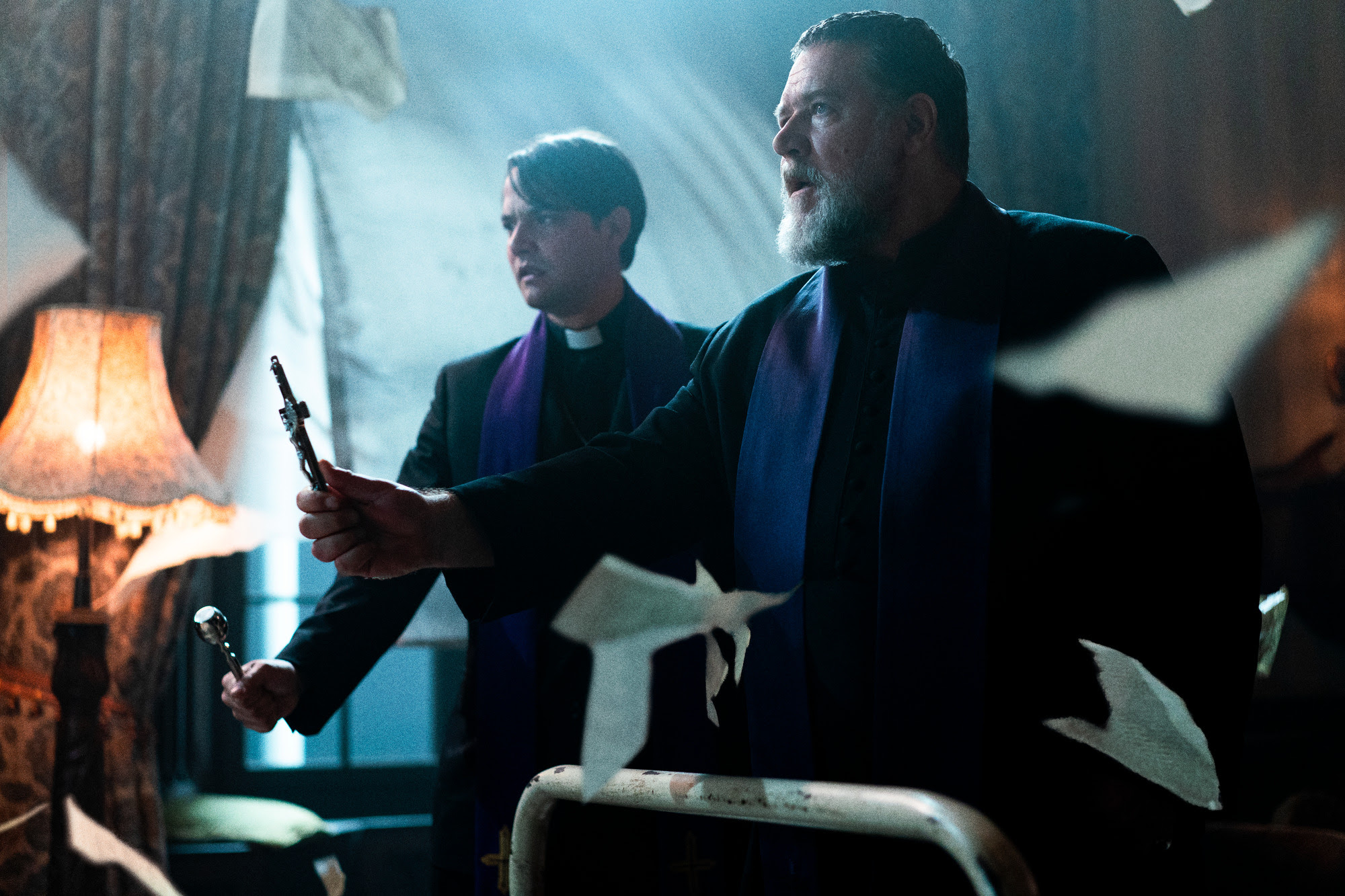 Russel Crowe als Priester in The Popes Exorcist