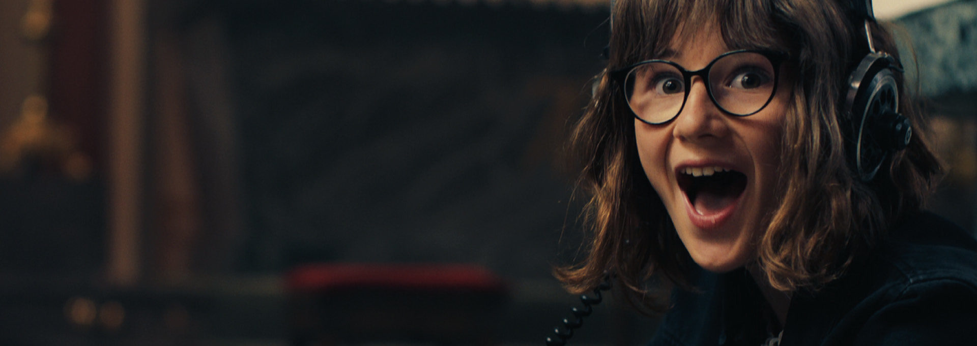 Szenenbild aus dem Film Himbeeren mit Senf zeigtz ein Mädchen mit Brille