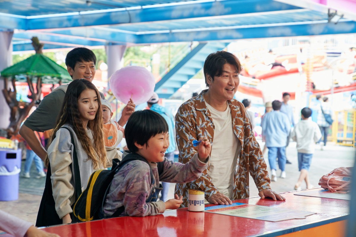 Beim gemeinsamen Jahrmarktbesuch wird aus der ungleichen Gruppe um Sang-hyun (Song Kang-Ho) eine echte Familie.