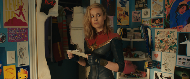 Captain Marvel (Brie Larsson) ist verwirrt, als sioe sich in dem Kinderzimmer von Ms Marvel (Iman Vellani) widerfindet..