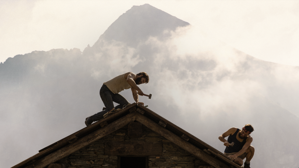 Pietro und Bruno renovieren eine Berghütte in Acht Berge