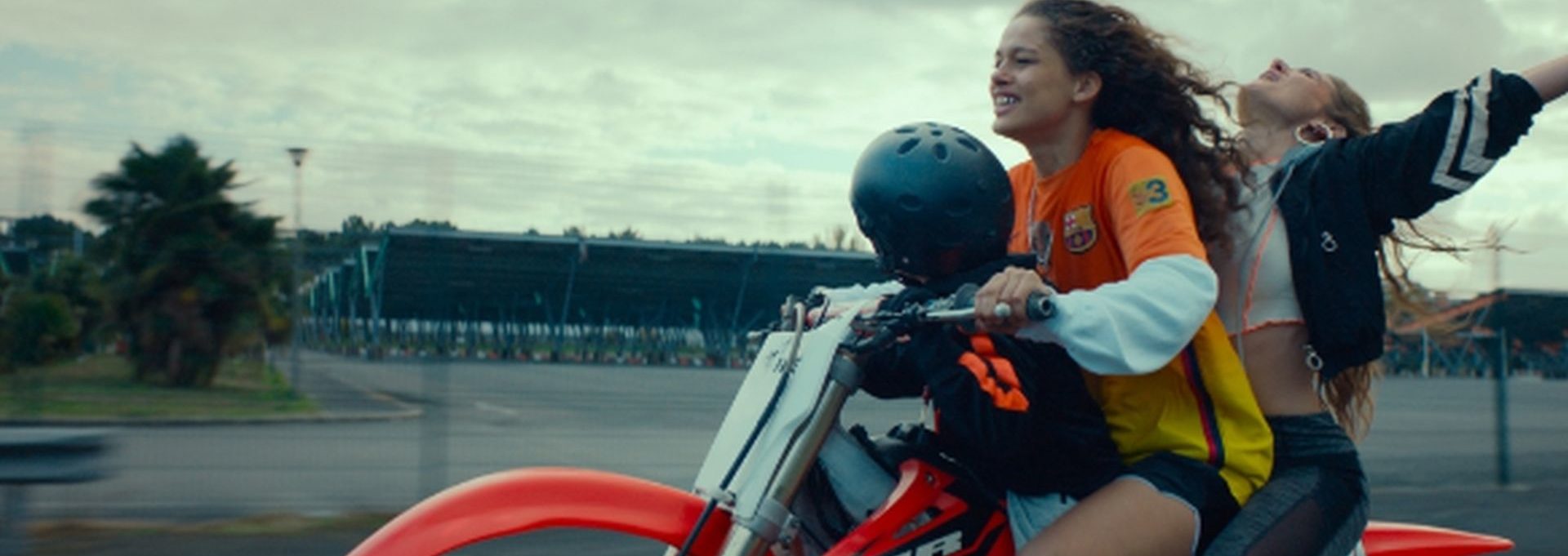 RODEO - Zwei Mädchen auf einem Motorrad - Szenenbild Trailer