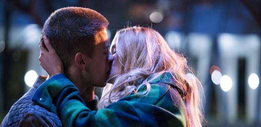 Beautiful Disaster Dylan Sprouse und Virginia Gardner küssen sich