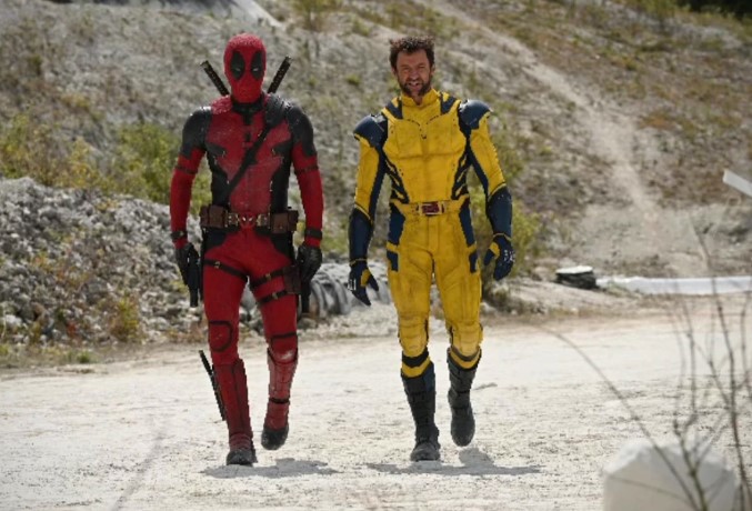(L-R) Ryan Reynolds im roten Anzug und Hugh Jackman im gelben Outfit als Wolverine in Deadpool 3