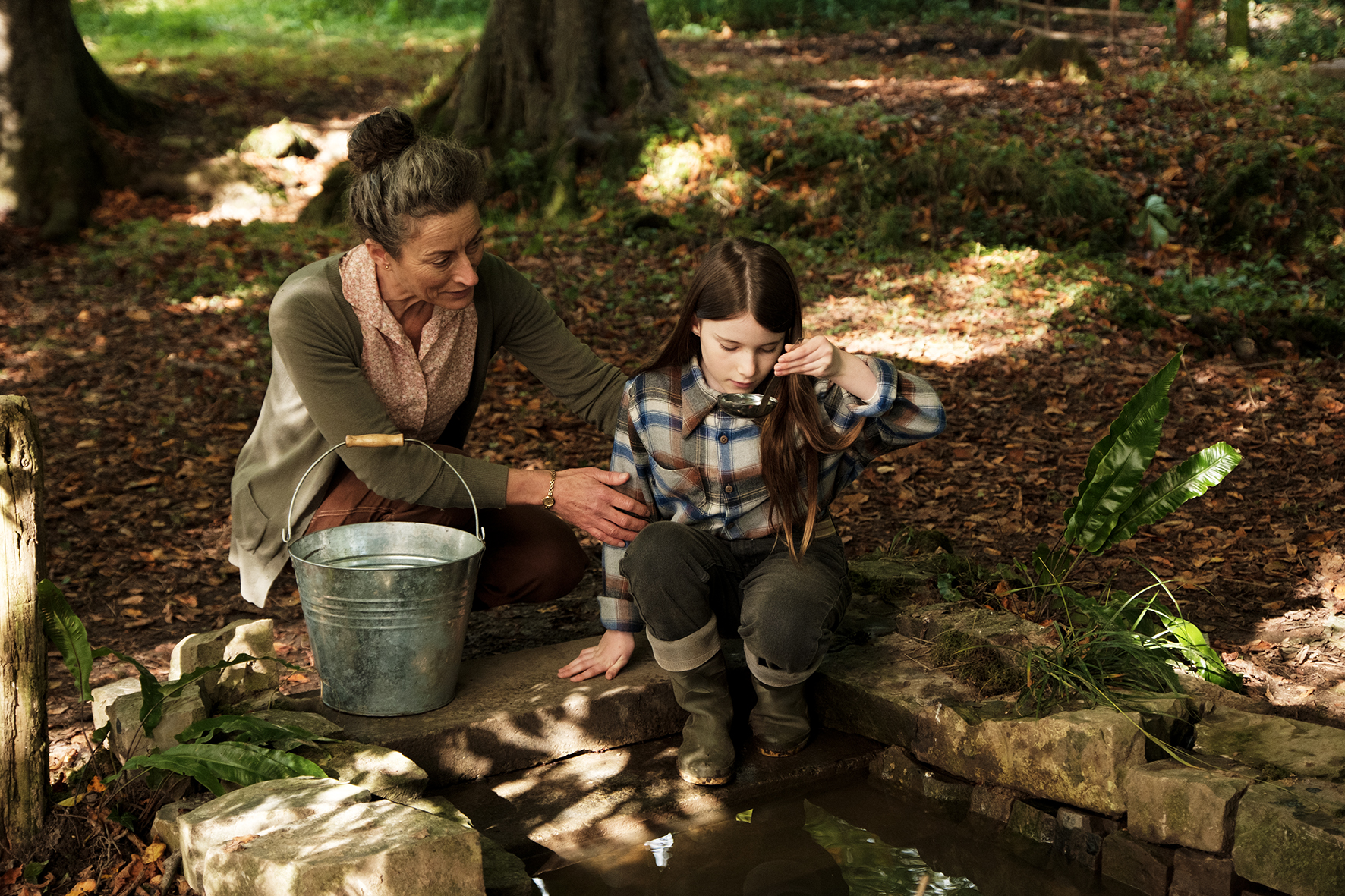 Neu gewonnenes Glück: Eibhlín Cinnsealach (Carrie Crowley) erledigt gemeinsam mit ihrer Pflegetochter Cáit (Catherine Clinch) die täglichen Aufgaben auf einer Farm. 