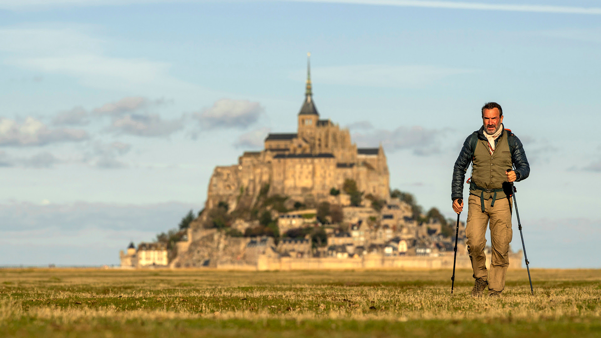 Pierre (Jean Dujardin) vor Le Mont-Saint-Michel – kurz vor dem Ziel seiner Reise