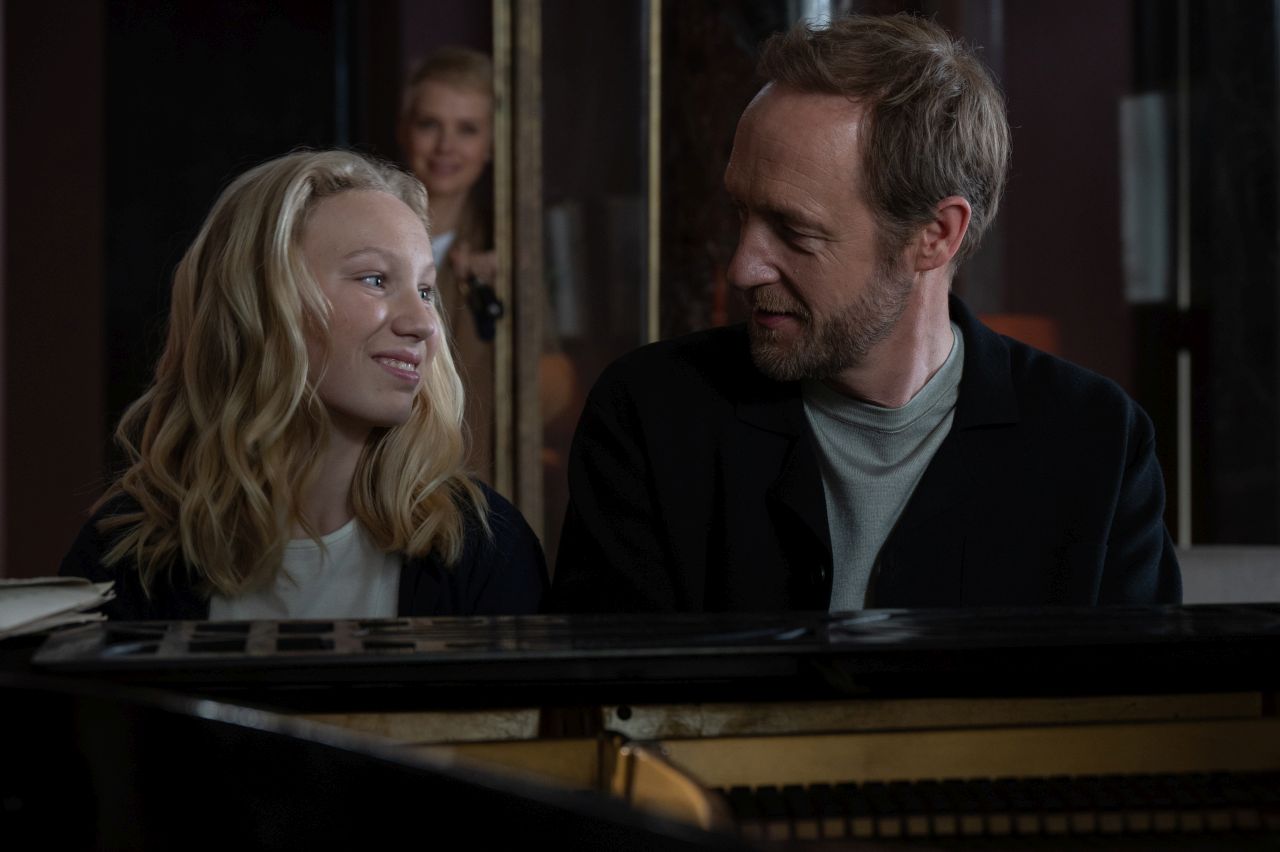 "Die Therapie" - Josy (Helena Zengel) und Viktor Larenz (Stephan Kampwirth) spielen gemeinsam ihre Melodie auf dem Klavier. 