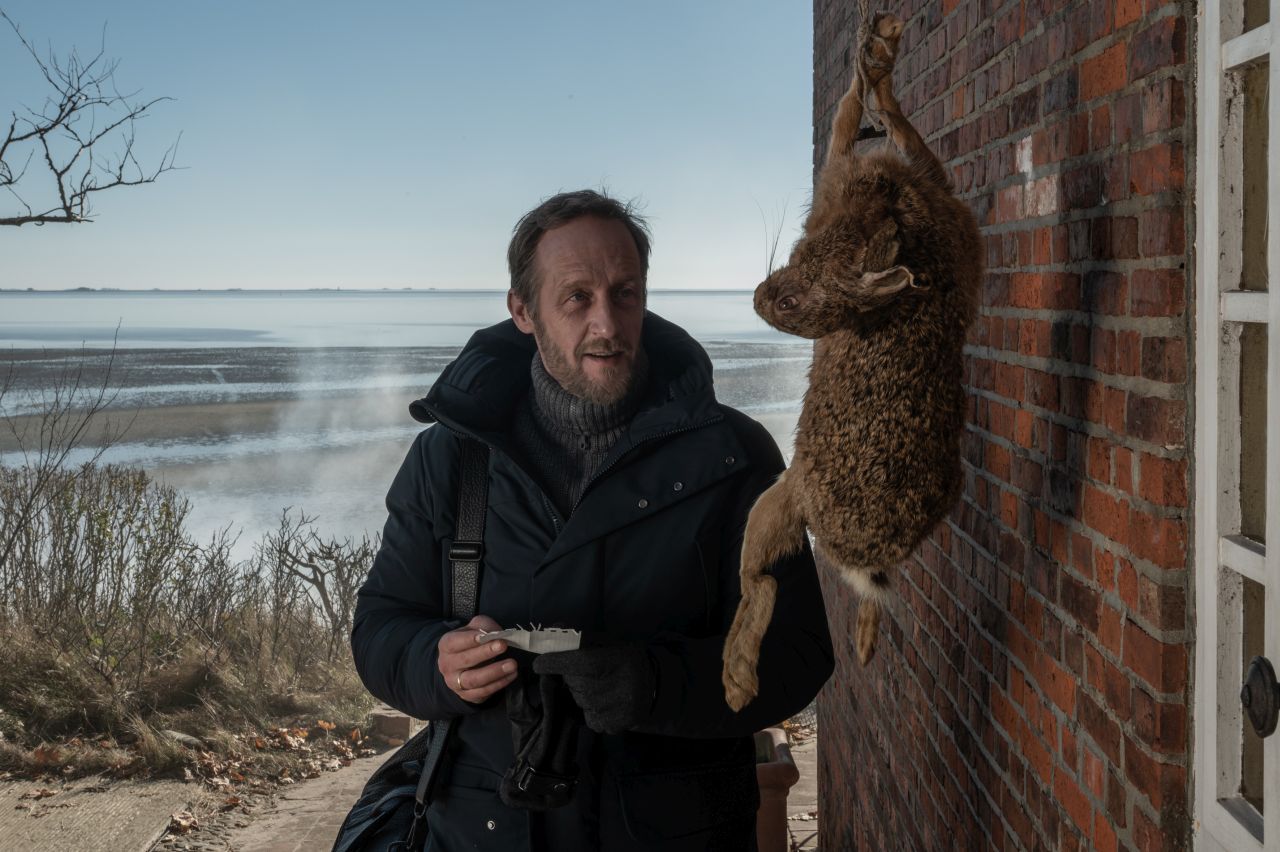  "Die Therapie" Larenz (Stephan Kampwirth) und sein Hund Sindbad kommen am Strandhaus an.
