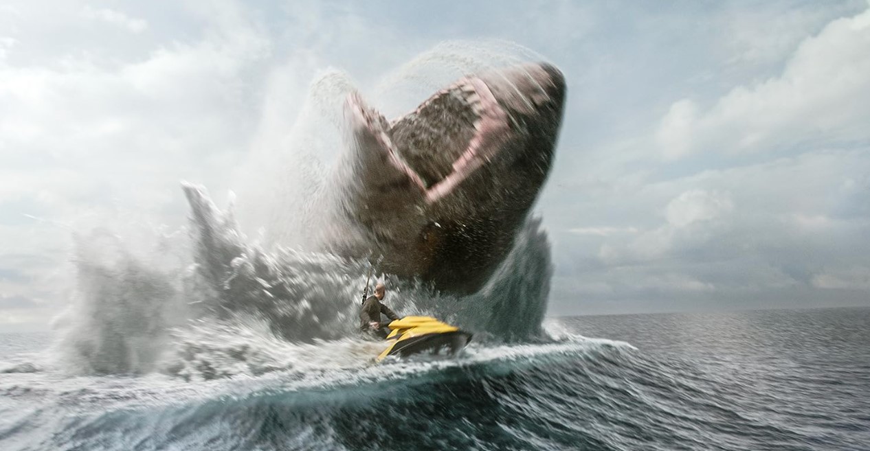 Jason Statham auf einem Jet-Ski auf der Flucht vor einem prähistorischen Hai in MEG 2- Die Tiefe