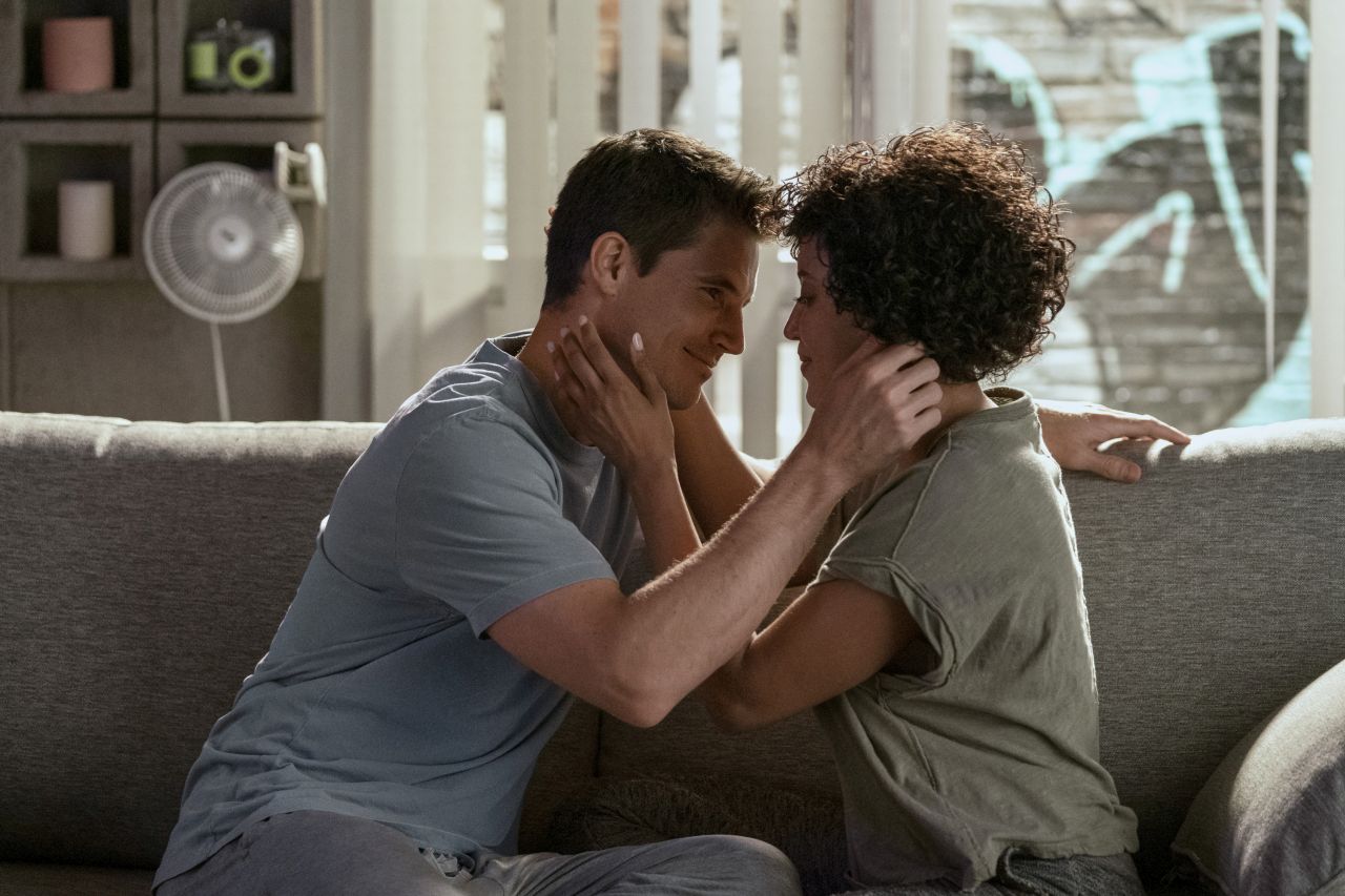 (L-R) Robbie Amell (Nathan), Andy Allo (Nora) in UPLOAD STAFFEL 3