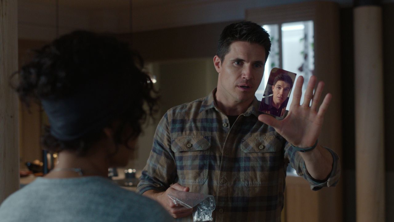 Robbie Amell (Nathan) in UPLOAD STAFFEL 3