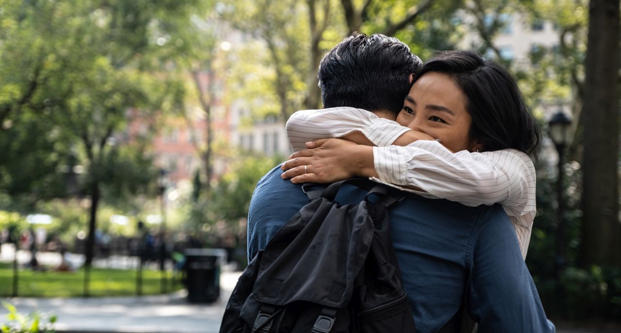 Wiedersehen nach 12 Jahren: Nora (Greta Lee) umarmt ihren Jugendfreund (Theo Yoo) 