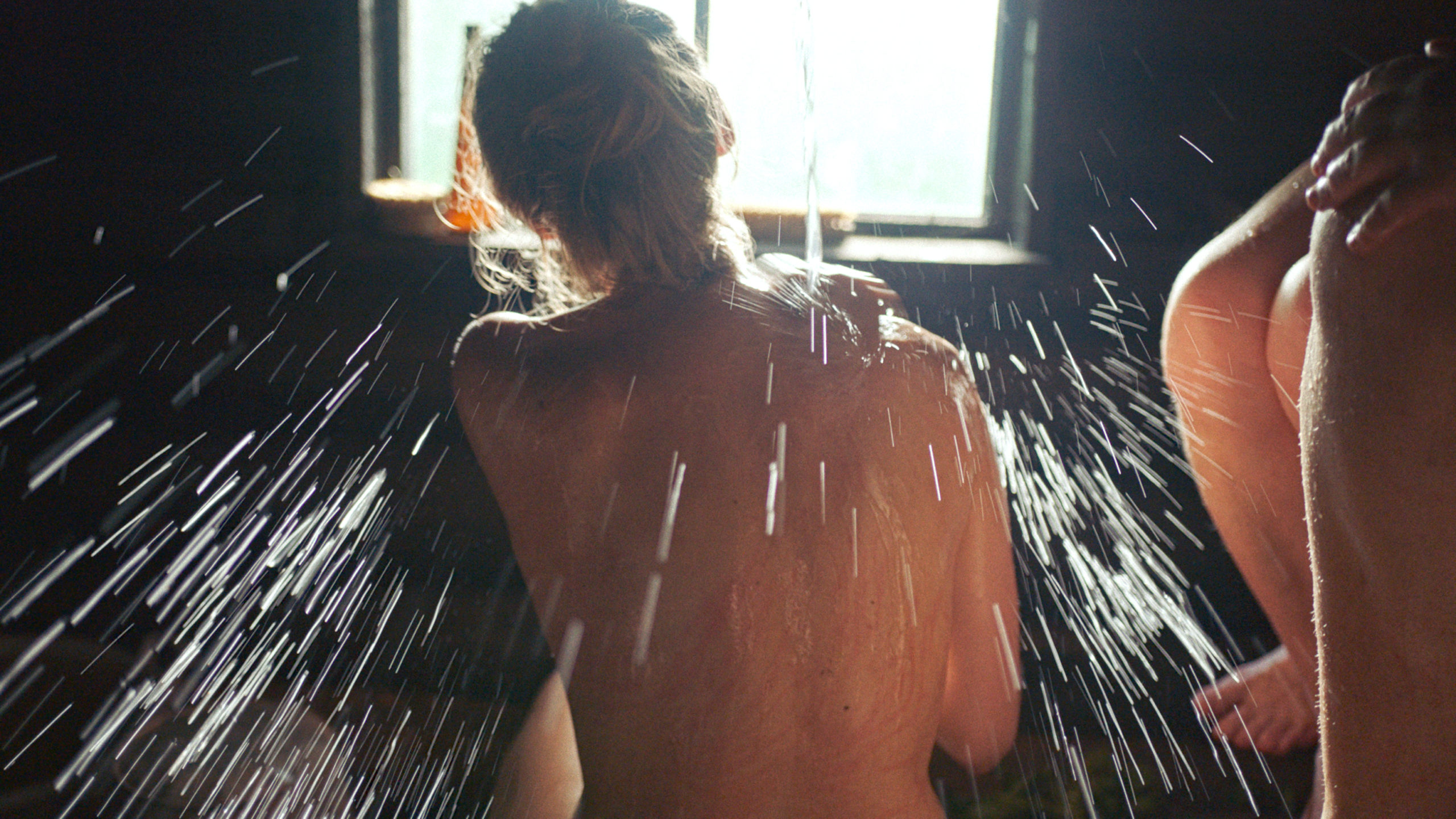 Kalte Dusche nach dem Gang in die Sauna im Film Smoke Sauna Sisterhood