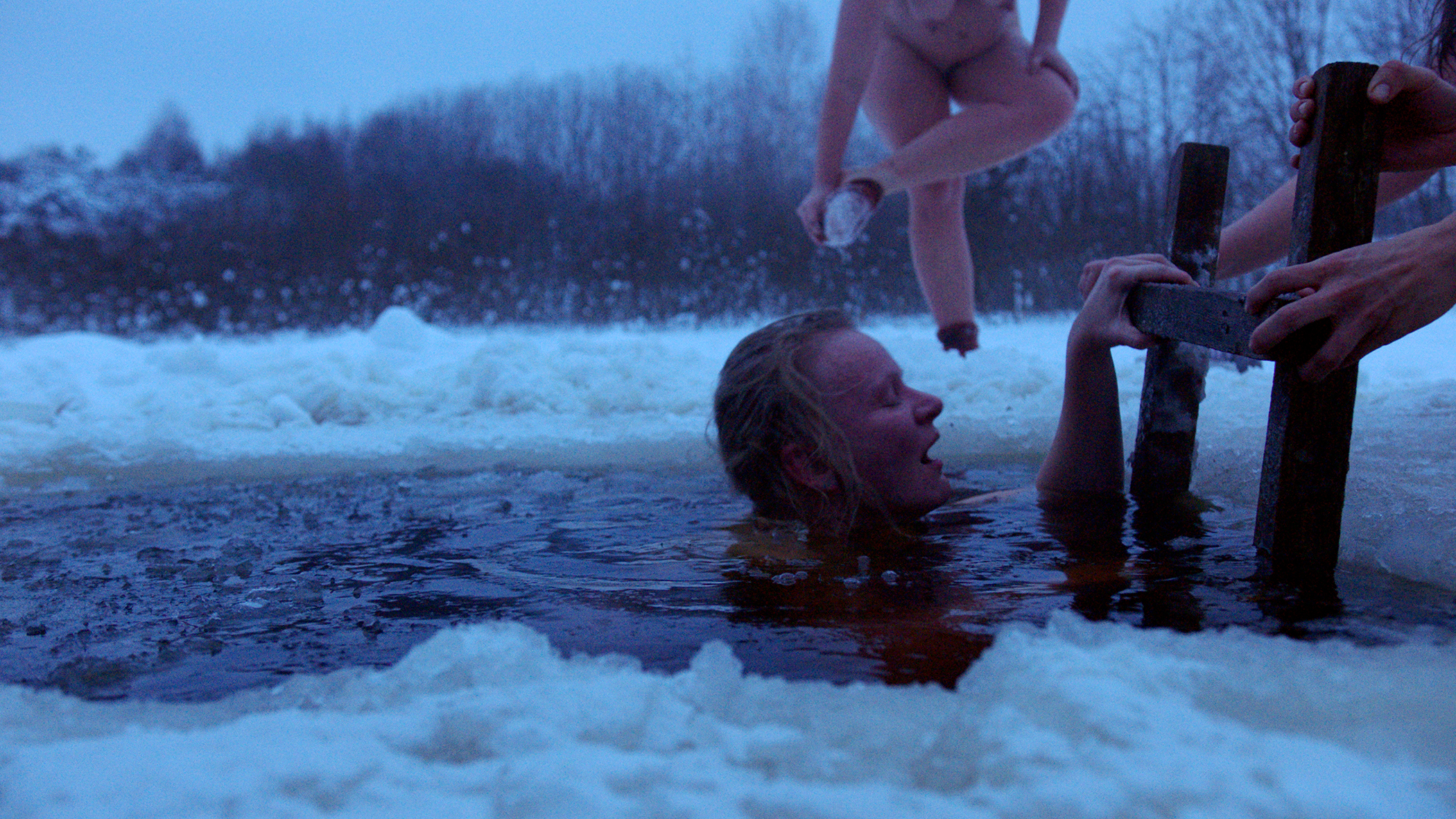 Eisbaden nach dem Sauna Gang im Film Smoke Sauna Sisterhood 