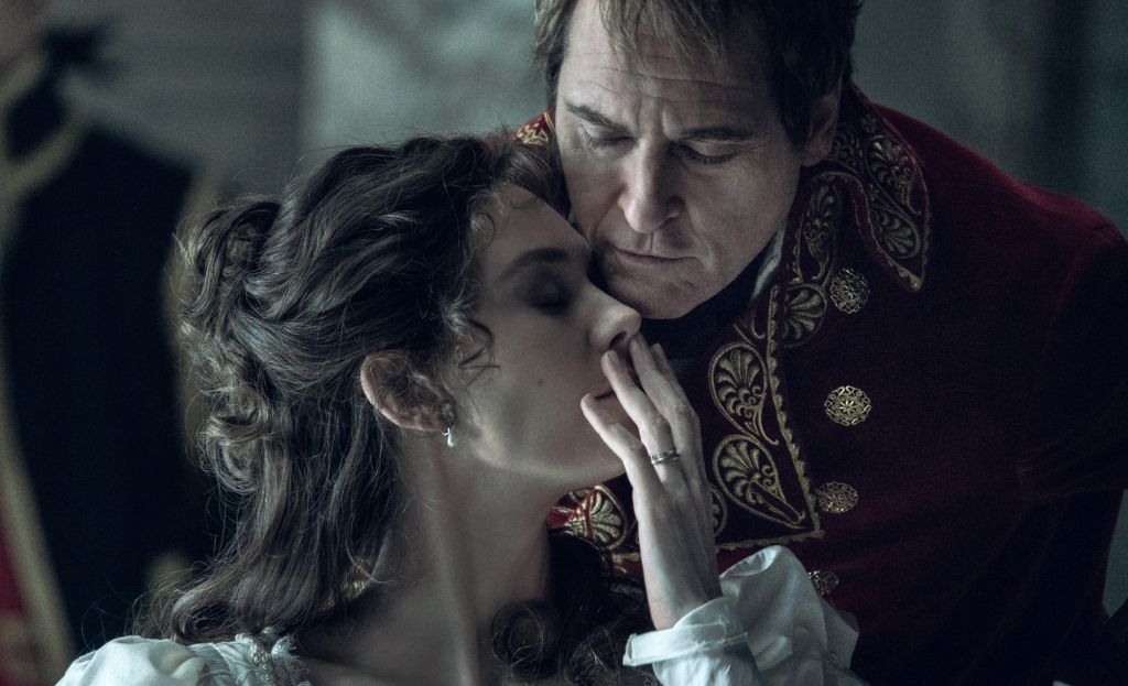 Joaquin Phoenix als Napoleon Bonaparte und Vanessa Kirby als Empress Josephine in Napoleon