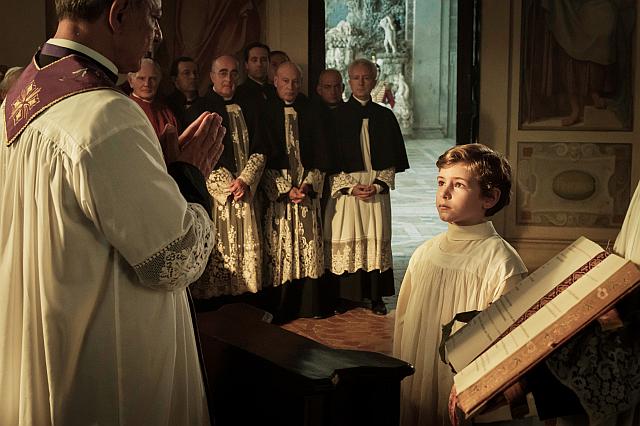 Der junge Edgardo Mortara (Enea Sala) erhält er in Reihen der Gefolgschaft von Papst Pius IX. eine strenge katholische Erziehung