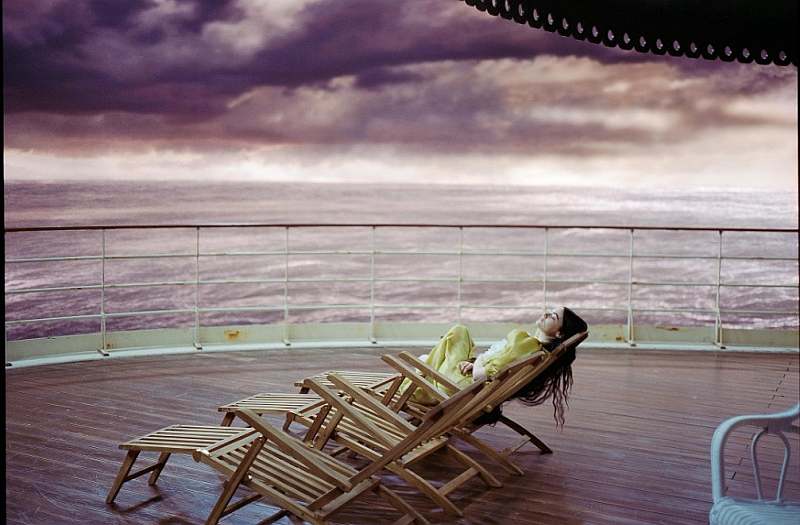 Emma Stone sonnt sich an Deck eines Passagierschiffes in Poor Things