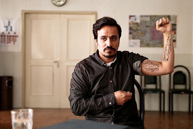 Vollständige Entblößung: Bevor er seinen Führerschein erhält, muss Farbod (Hossein Soleymani) beweisen, dass er „normal“ ist – trotz Tattoos und Mickey-Mouse-T-Shirt.