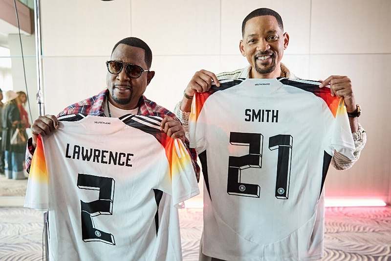 (L-R) Martin Lawrence und Will Smith mit den Trikots der deutschen Nationalmannschaft