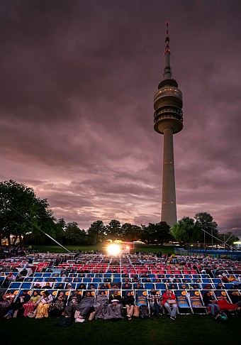 Kino am Olympiasee mit Blick auf den Olypiaturm München