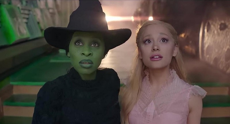 Wicked Filmszene mit Cynthia Erivo (links im Bild) als Hexe Elphaba im Zauberland Oz