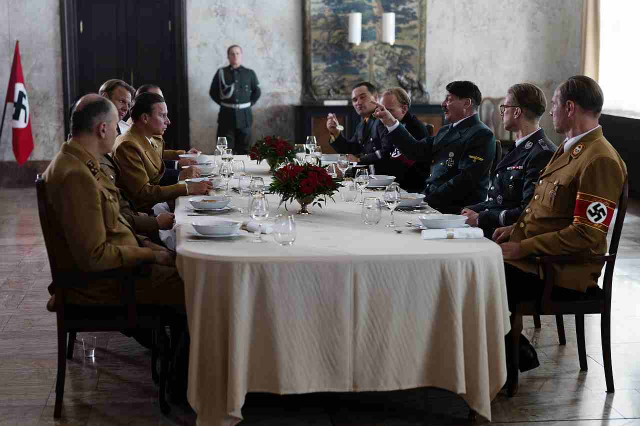 Joseph Goebbels (Robert Stadlober, 3.v.l.) und Adolf Hitler (Fritz Karl, 3. v.r) bei einer Sitzung mit dem Kabinett