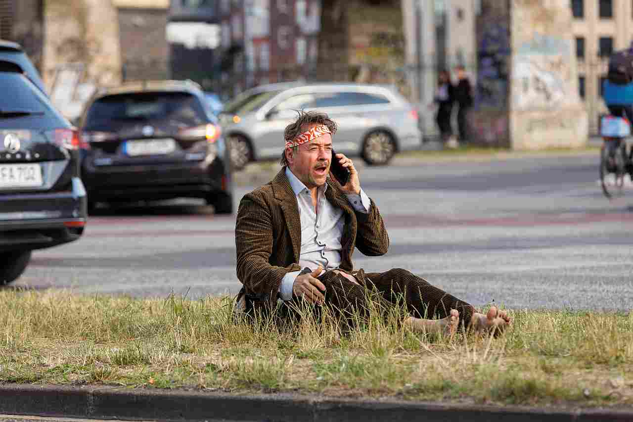 Film Alter weisser Mann Heinz (Jan Josef Liefers) sucht am Telefon Ausreden.