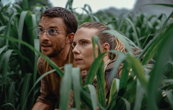 Jonathan Bailey und Scarlett Johansson in Jurassic World Rebirth (2025)