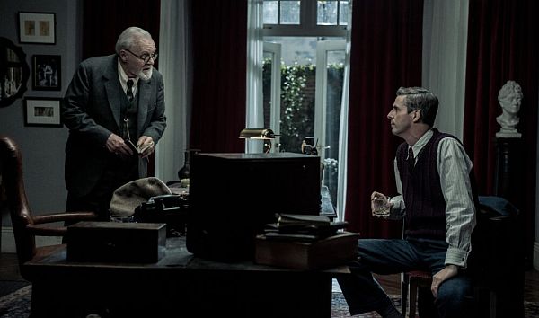 (L_R) Anthony Hopkins und Natthew Goode in FREUD-JENSEITS DES GLAUBENS