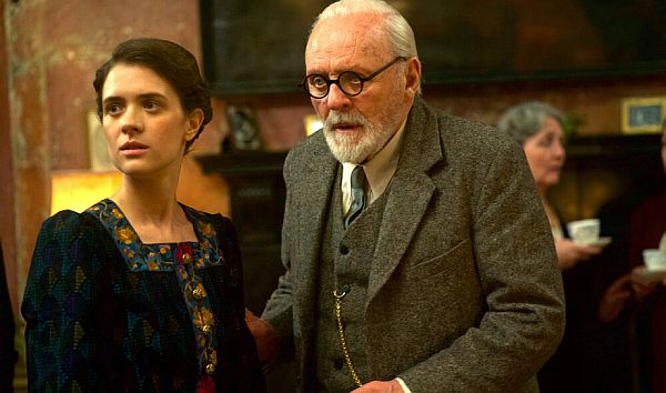 (L-R) Liv-Lisa Fries und Anthony Hopkins in FREUD-JENSEITS DES GLAUBENS