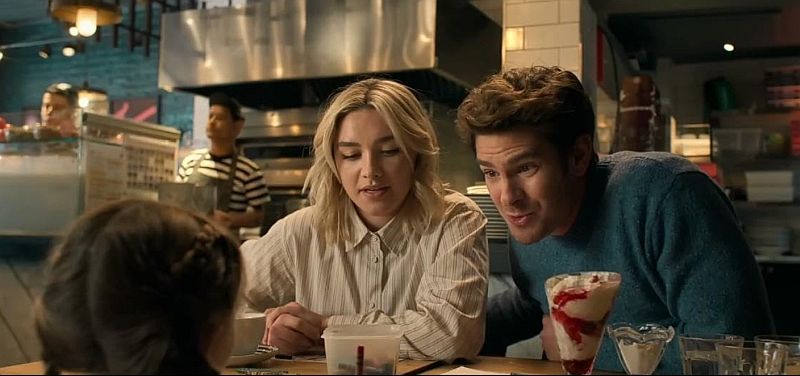 (L-R) Florence Pugh und Andrew Garfield in WE LIVE IN TIME