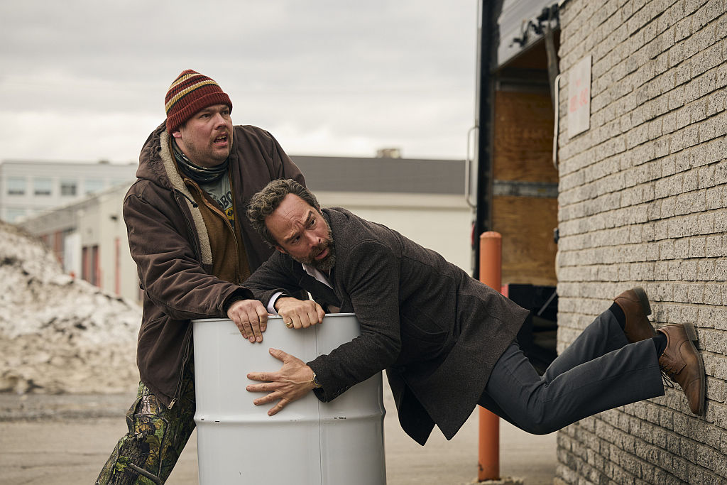 (L-R) Remy Bouchard (Guillaume Cyr) und Mike Byrne (Chris Diamantopoulos) in The Sticky