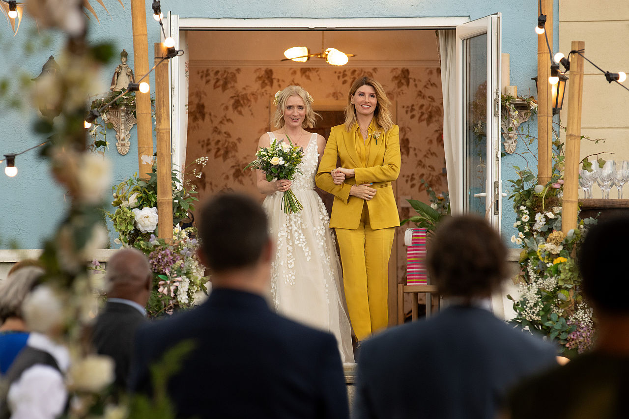 (L-R) Episode 1. Anne-Marie Duff und Sharon Horgan in BAD SISTERS