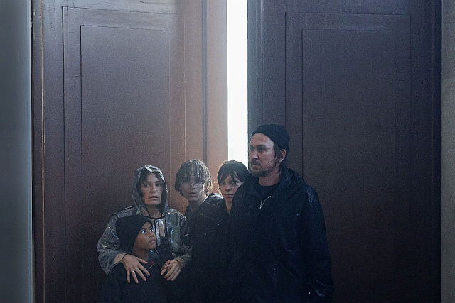 Familie Engels: Dio (Elyas Eldridge), Milena (Nicolette Krebitz), Jon (Julius Gause), Frieda (Elke Biesendorfer), Tim (Lars Eidinger)
in Das Licht.