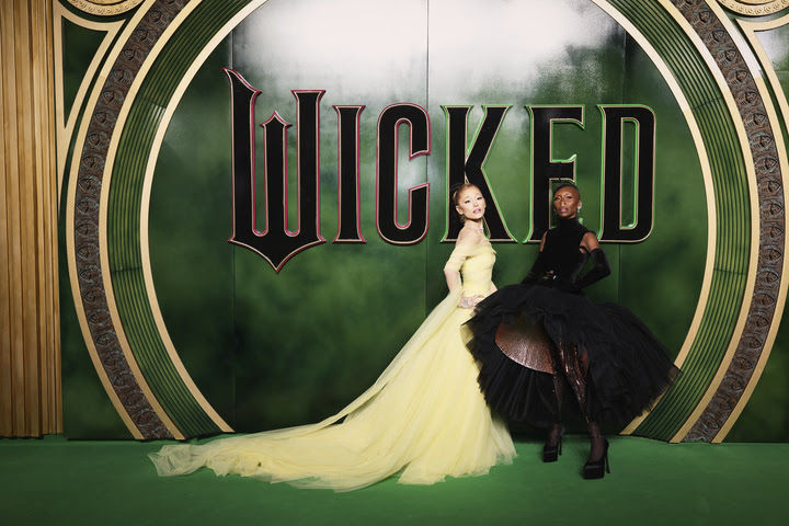 Ariana Grande und Cynthia Erivo auf dem smaragdgrünen Teppich bei der WICKED Premiere in London